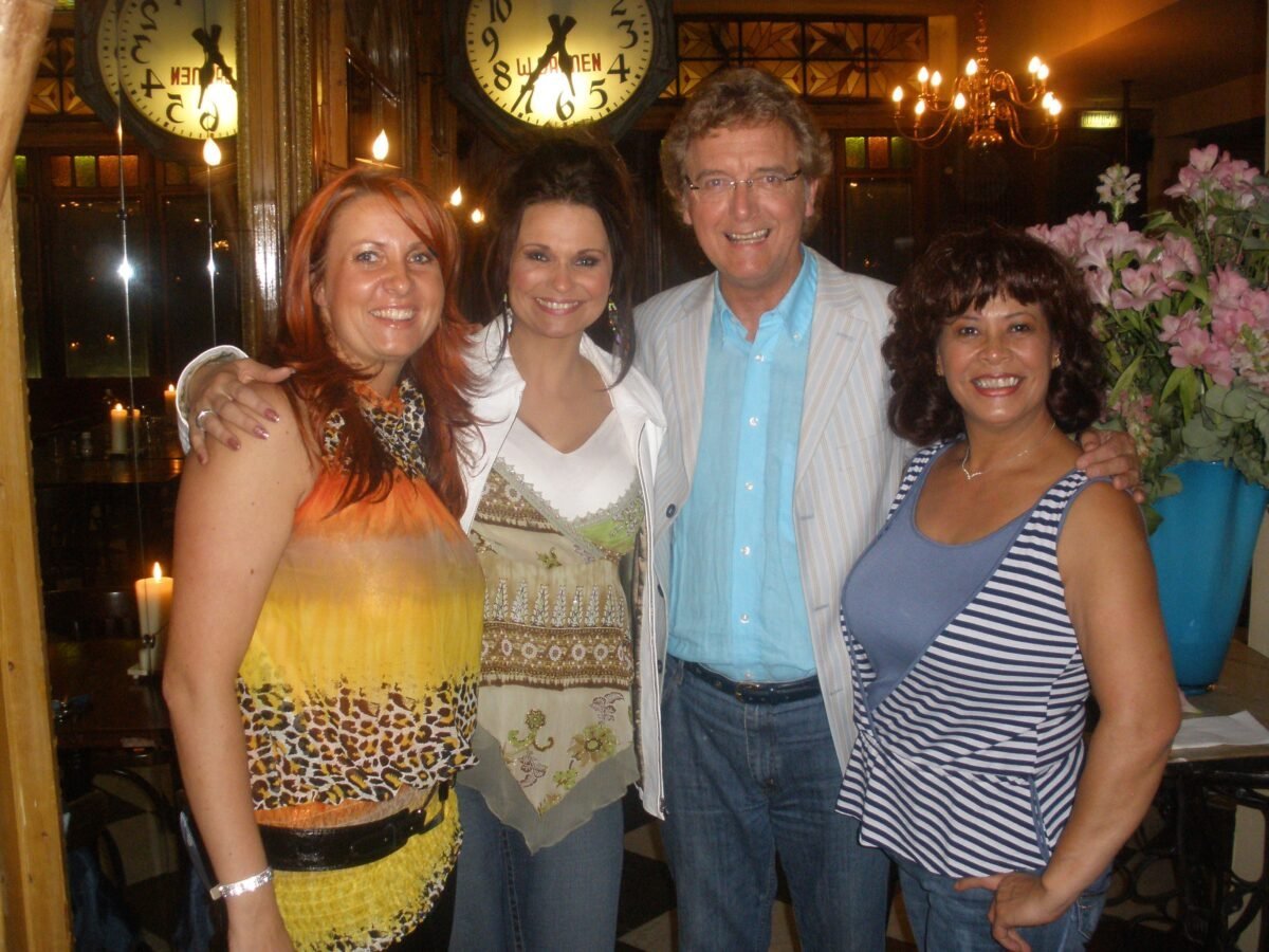 Tina van Beeck met Jolanda Zoomer en Frank en Mirella