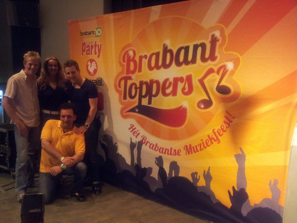 Tina van Beeck met Wesley Klein , Jeroen Spierenburg en Rockey's Sound